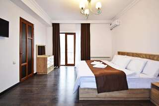 Отель Patriott Hotel Ереван Двухместный номер с 1 кроватью или 2 отдельными кроватями и балконом-6