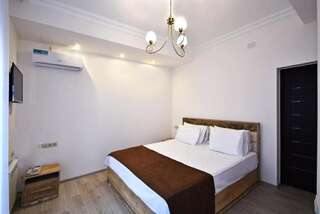 Отель Patriott Hotel Ереван Семейный номер с балконом-6