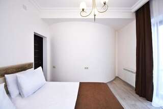 Отель Patriott Hotel Ереван Семейный номер с балконом-8